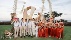 Sama seperti di Jakarta, pesta resepsi pernikahan Rizky Febian dan Mahalini di Bali juga bertabur bintang. Di antara para tamu artis yang hadir, penampilan bridesmaid dan groomsmen pun tak lepas dari sorotan. Jajaran artisnya antara lain, Rossa, Nia Ramadhani dan Onadio Leonardo. (Liputan6.com/IG/@thebridestory)