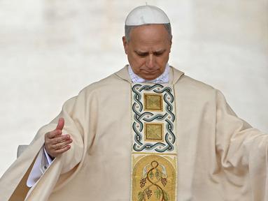 Paus Leo XIV memimpin misa untuk awal masa kepausannya, di alun-alun Santo Petrus di Vatikan pada Minggu 18 Mei 2025. (Alberto PIZZOLI/AFP)