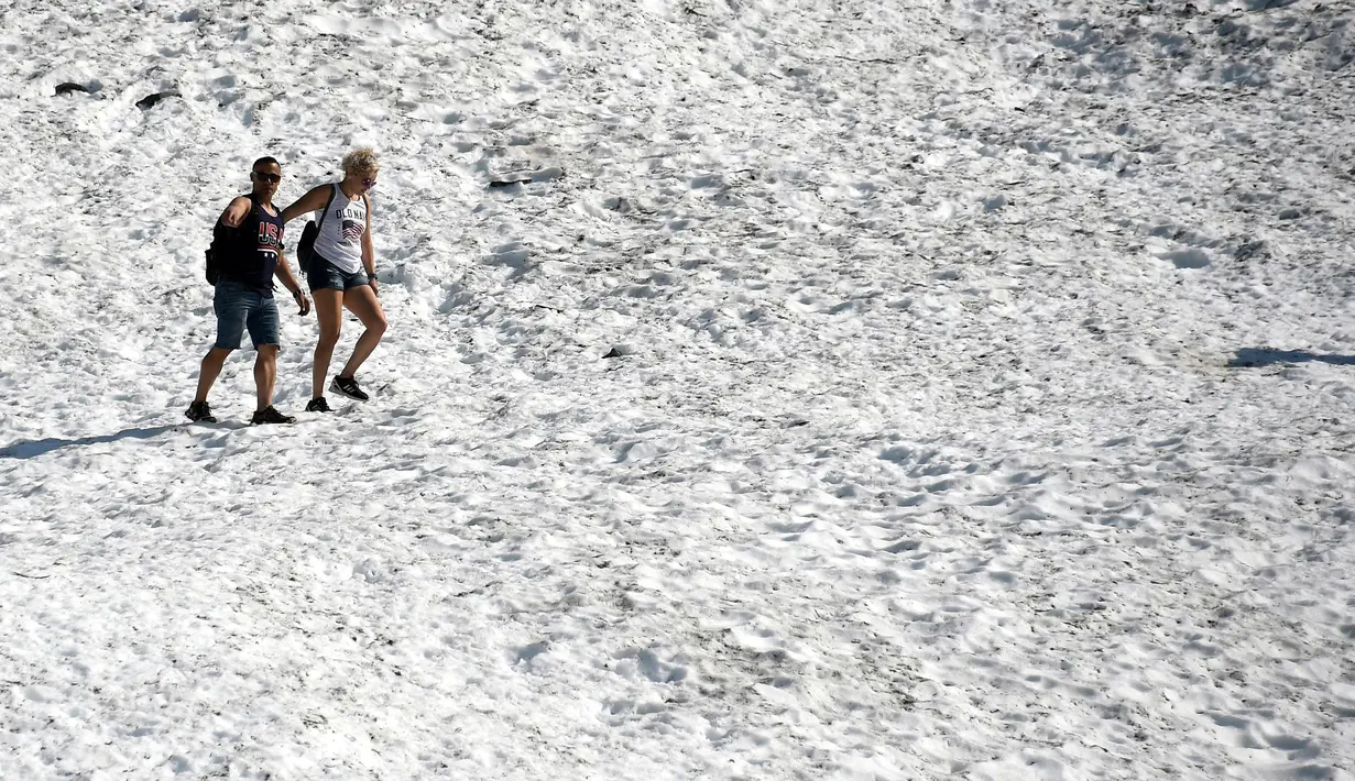 Pengunjung mendaki Gletser Byron di dekat Portage Lake, Girdwood, Alaska (4/7/2019). Alaska bersiap menghadapi suhu terpanasnya yang pernah tercatat dalam sejarah. Hal tersebut diakibatkan oleh dampak polusi karbon yang mempercepat pemanasan global. (AFP Photo/Lance King)