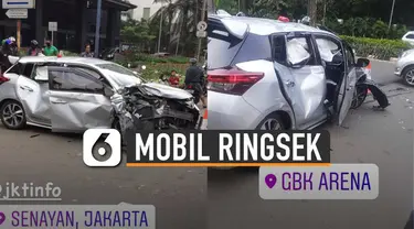 Terlihat sebuah mobil berwarna abu-abu itu ringsek di bagian depan dan samping.