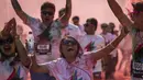 Para peserta bergembira saat mengikuti ajang CIMB Niaga Color Run di Senayan, Jakarta Selatan, Minggu (16/9/2018). Sebanyak 13.000 peserta ambil bagian pada ajang lari sejauh lima kilometer. (Bola.com/Vitalis Trisna)