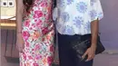 Dress panjang bunga-bunga satin tersebut memiliki model cut out di bagian dada. Dipadukan dengan stiletto heels coklat dari Valentino. [@mulanisanjay]