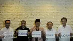 Ki-ka: Sebastian Salang, Romo Benny Susatyo, Ray Rangkuti, Ari Nucahyo dan Jerry Sumampow saat menggelar konferensi pers terkait Setya Novanto, Jakarta, Minggu (29/11/2015). Koalisi Bongkar Mafia Parlemen mendesak Setnov mundur.(Liputan6.com/Johan Tallo) 