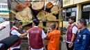Kepolisian Resor Kota (Polresta) Banda Aceh menyita 13 batang kayu ilegal hasil hutan lindung dengan volume 7,77 kubik berjenis meudangbalur (rimba campuran). (CHAIDEER MAHYUDDIN/AFP)
