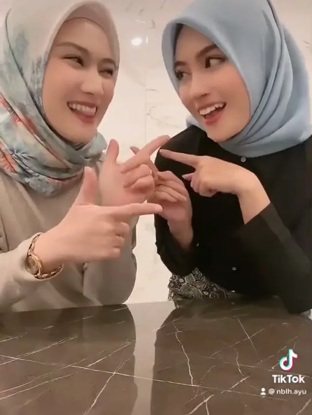 Tampil Kompak Behijab, Ini 7 Nabilah Ayu dan Melody Laksani yang Curi Perhatian