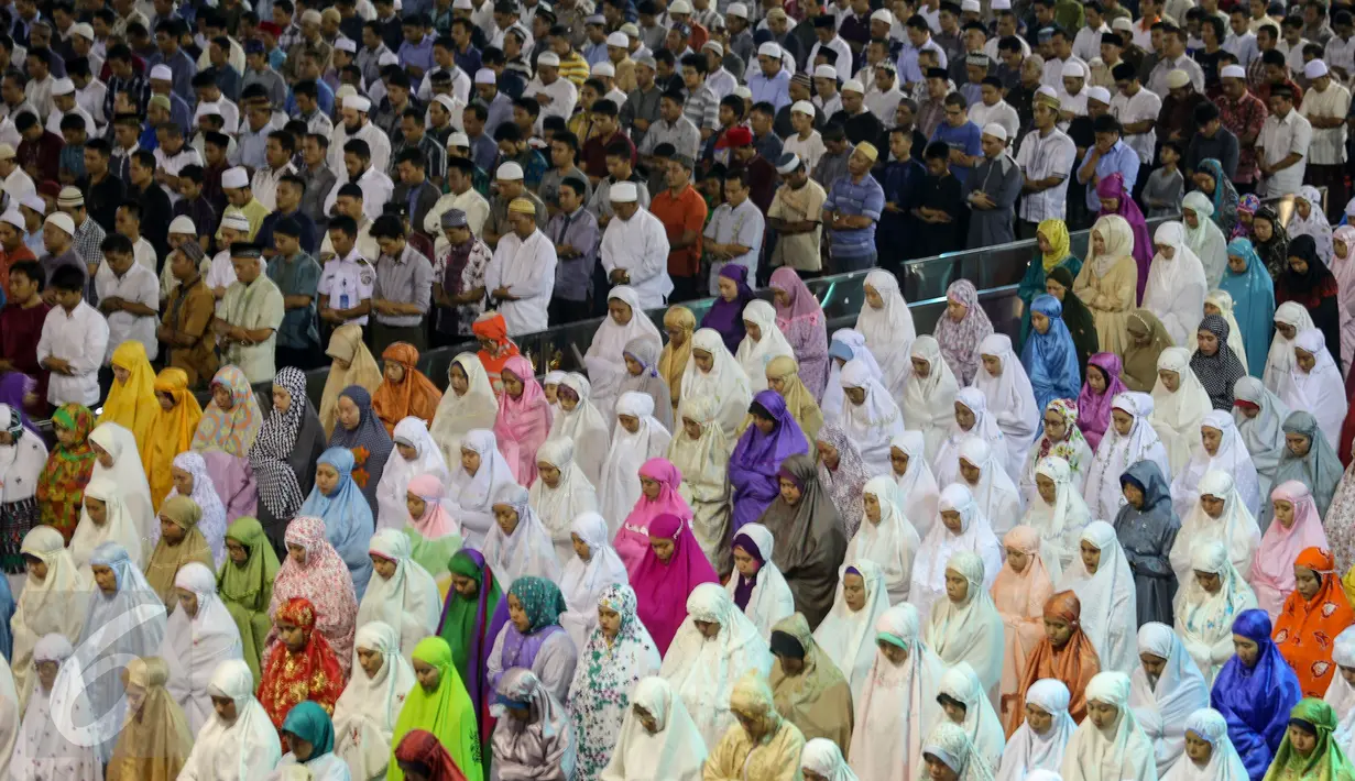 Ribuan orang memadati Masjid Istiqlal untuk melaksanakan Salat Tarawih di malam pertama Ramadan, Jakarta, Rabu (17/6/2015). (Liputan6.com/Faizal Fanani)