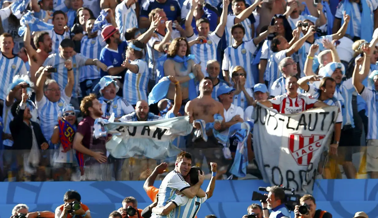 Pemain depan Timnas Argentina, Lionel Messi (kiri) memeluk Angel Di Maria saat merayakan gol kemenangan Argentina atas Swiss di laga 16 besar Piala Dunia 2014 di Stadion Corinthians, Sao Paulo, (1/7/2014). (REUTERS/Eddie Keogh)  
