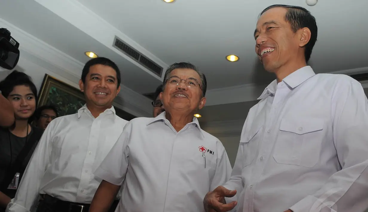 Mantan Wakil Presiden Jusuf Kalla bertemu dengan calon presiden PDIP Jokowi di Bandara Halim Perdanakusuma (Liputan6.com/Herman Zakharia)