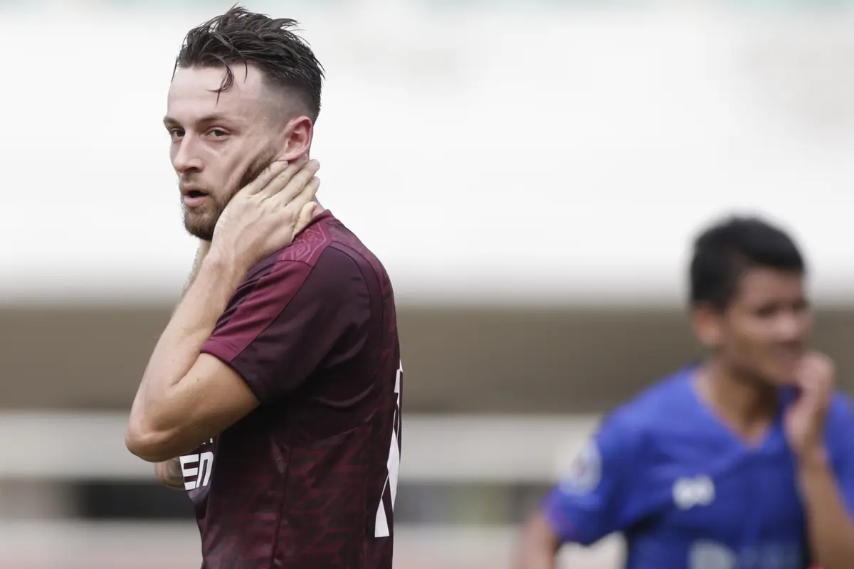 Gelandang PSM Makassar, Marc Klok, tampak kecewa usai gagal membobol gawang Lao Toyota FC pada laga Piala AFC 2019. (Bola.com/M. Iqbal Ichsan)