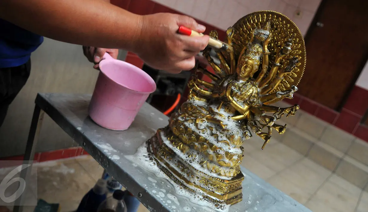 Proses pencucian patung dewa-dewi saat ritual cuci dewa di Klenteng Dharma Bhakti, Jakarta, Minggu, (31/1). Tahun baru imlek China 2567 jatuh pada tanggal 8 februari 2016. (Liputan6.com/Gempur M Surya)
