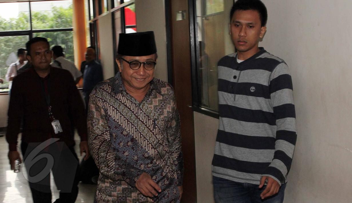 Waryono Karno meninggalkan ruangan usai mengikuti sidang lanjutan dengan agenda kesaksian Mantan Kepala Pusat Data dan Informasi (Pusdatim) Kementerian ESDM, Ego Syahrial di Pengadilan TipIkor, Jakarta, Rabu (3/6/2015). (Liputan6.com/Helmi Afandi)