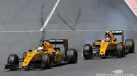 Dua pebalap Renault F1, Kevin Magnussen dan Joylon Palmer, terlibat insiden pada lap terakhir GP Spanyol, Minggu (15/5/2016). (Motorsport)