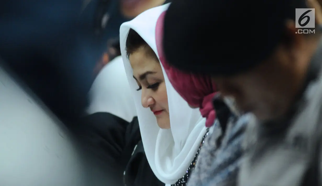Istri Setya Novanto, Deisti Astriani Tagor saat mengikuti sidang lanjutan dugaan korupsi E-KTP di Pengadilan Tipikor, Jakarta, Rabu (20/12). Sidang beragendakan pembacaan eksepsi dakwaan oleh kuasa hukum. (Liputan6.com/Helmi Fithriansyah)