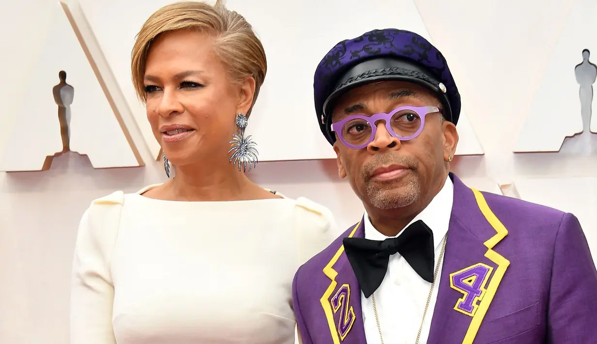 Sutradara Spike Lee didampingi istrinya, Tonya Lewis Lee tiba di karpet merah ajang Academy Awards ke-92 atau Oscar 2020 di Dolby Theatre, Los Angeles, Minggu (9/2/2020). Spike Lee menggunakan tuksedo yang dikhususkan untuk mengenang legenda basket, Kobe Bryant. (Amy Sussman/GETTY IMAGES/AFP)