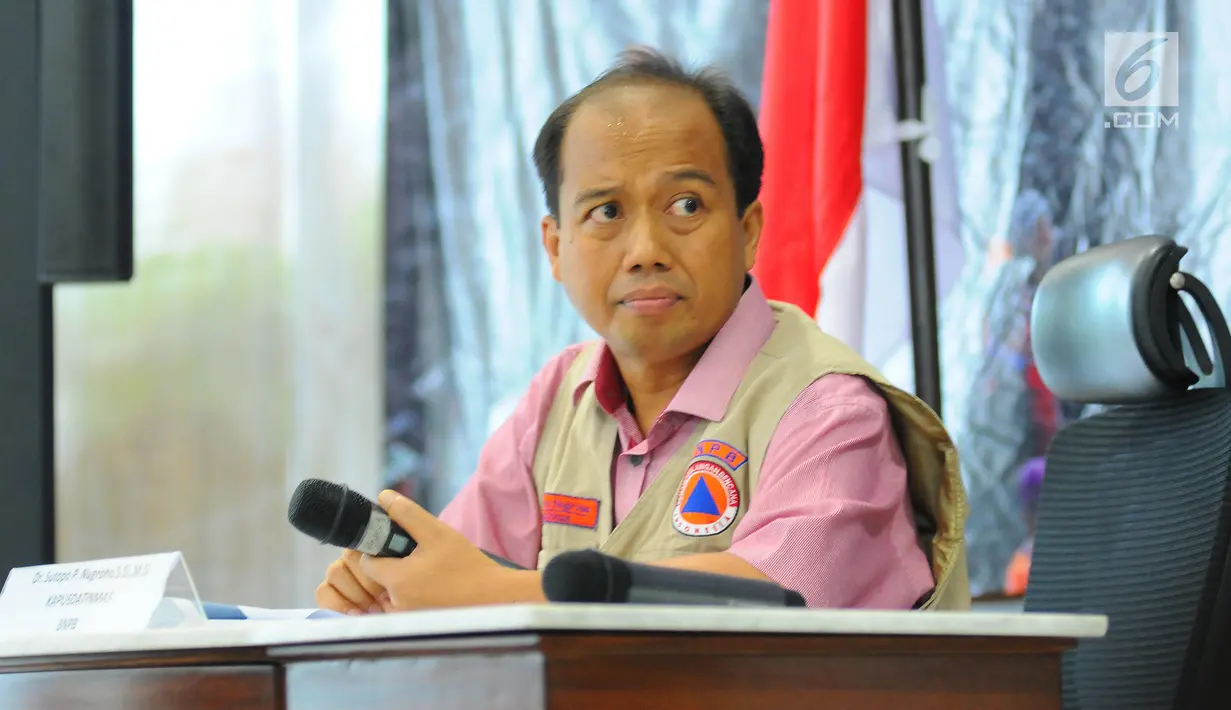 Kepala Pusat Data dan Informasi BNPB Sutopo Purwo Nugroho dalam jumpa pers di kantornya, Jakarta, Minggu (17/3). Sutopo memprediksi, jumlah korban akibat banjir Sentani di Jayapura akan terus bertambah dengan berjalannya hari. (Liputan6.com/Angga Yuniar)