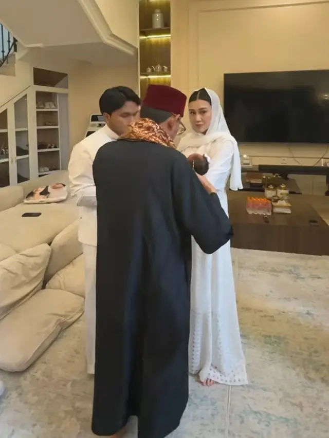 Tampilan Aaliyah Massaid Kenakan Dress Lace saat Aqiqah Putra Pertamanya. [@aaliyah.massaid]