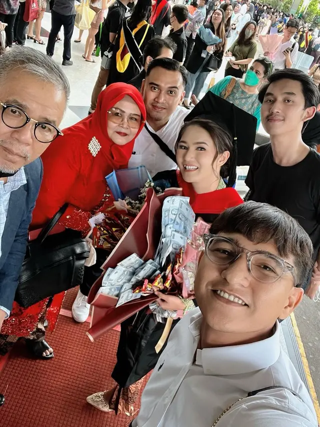 7 Potret Wisuda S2 Masayu Clara yang Raih Gelar Master Kenotariatan