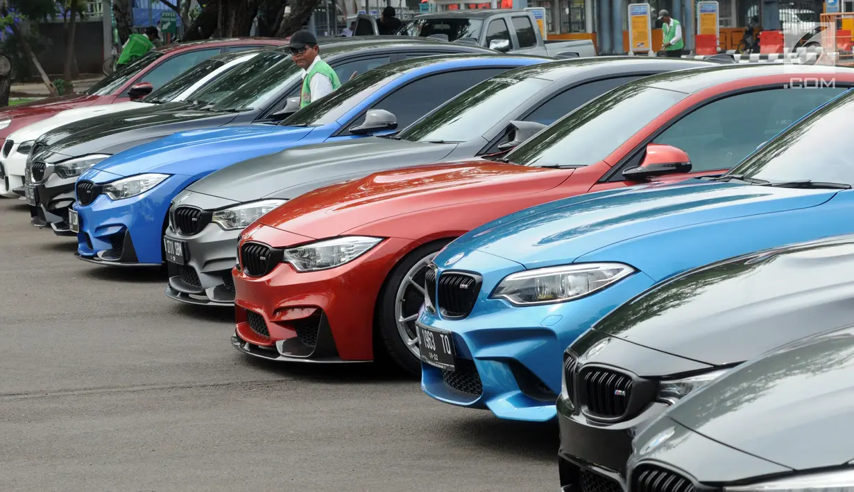 Deretan mobil BMW yang mengikuti acara pelatihan Drift Clinic teknik keselamatan yang diikuti 20 anggota di Jakarta, Sabtu (1/12). (Merdeka.com/Dwi Narwoko)