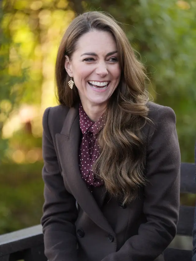 Lepas Cincin Tunangan Ikonis, Kate Middleton Pakai Anting Pakis Penuh Makna