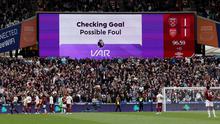 Sebuah layar LED menampilkan pesan VAR selama pertandingan sepak bola English Premier League antara West Ham United dan Arsenal di Stadion London, London Timur pada 10 Mei 2026. (Adrian Dennis / AFP)