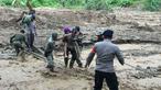 Tim SAR Brimob Polda Jabar membantu mengevakuasi warga terdampak longsor di Kabupaten Kuningan Jawa Barat. Foto (Liputan6.com / Panji Prayitno)