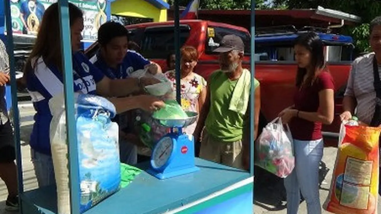 Bantu Menangani Sampah, Warga Desa Filipina Tukarkan Sampah Dengan Beras