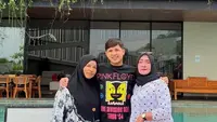Jirayut Pamer Kehangatan Bareng Ibu Kandung dan Ibu Tiri, Akur Banget!