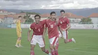 Pemain Timnas U-19 Indonesia Jack Brown (kanan) merayakan golnya ke gawang Makedonia Utara dalam laga uji coba di Stadion NK Junak Sinj, Split, Minggu (11/10/2020). (foto: PSSI)