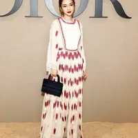 Sukses menjadi salah satu tas tangan favorit, kini Dior Book Tote Hadir dengan ukuran minimalis. (Foto: Dior. Doc)