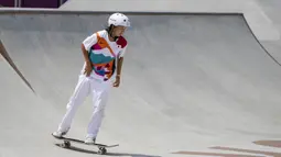 Skater Jepang Momiji Nishiya bertanding dalam final street skateboarding putri Olimpiade Tokyo 2020 di Tokyo, Jepang, 26 Juli 2021. Prestasi Momiji Nishiya kini lebih besar dari usianya yang masih 13 tahun. (AP Photo/Ben Curtis)