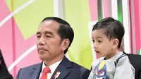 Jokowi dan Jan Ethes di pembukaan Asian Para Games 2018. (dok. Instagram @jokowi/https://www.instagram.com/p/BonrxZshJz5/?taken-by=jokowi/Putu Elmira)