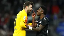 Sempat ada keributan di menit ke-36, antara Gerard Pique dan Vinicius Jr yang menganggap pemain Madrid tersebut melakukan diving di depan gawang Ter Stegen. (AP Photo/Manu Fernandez)