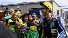 Pebalap Movistar Yamaha MotoGP,  Valentino Rossi (kanan) menempati urutan pertama Trending Rieders dengan 48% total mention. (AFP/Toshifumi Kitamura)
