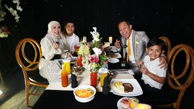 Umumkan Kelahiran Anak Ketiga, Ini 6 Potret Bahagia Keluarga Denny Cagur