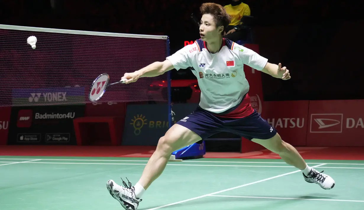 <p>Pebulu tangkis China, Shi YU Qi mengembalikan kok ke arah Jonatan Christie dari Indonesia pada pertandingan semifinal Indonesia Masters 2023 di Istora Senayan, Jakarta, Rabu (25/1/2023). Jojo, sapaannya, menundukkan pemain China Shi Yu Qi dengan skor 21-13, 15-21, 21-19. (AP Photo/Achmad Ibrahim)</p>