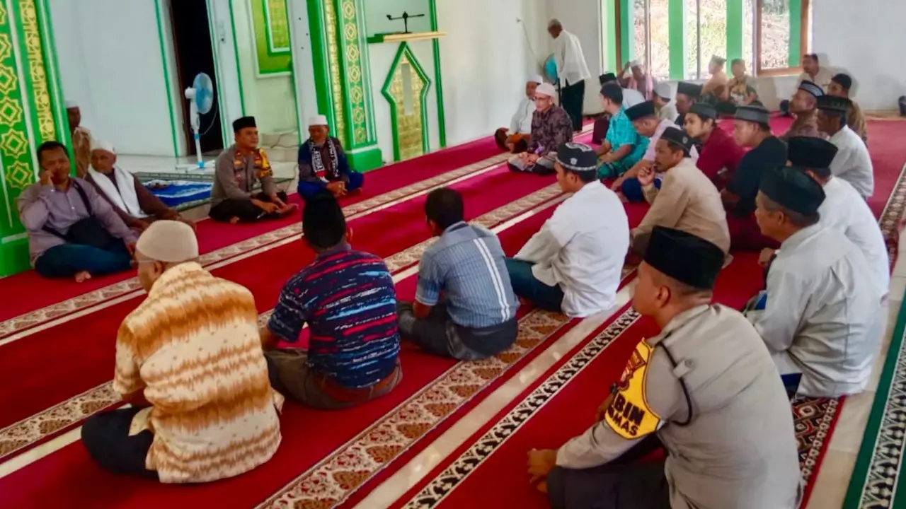 Personel Polres Rokan Hulu berdialog dengan tokoh agama dan jemaah masjid soal Pilkada 2024.