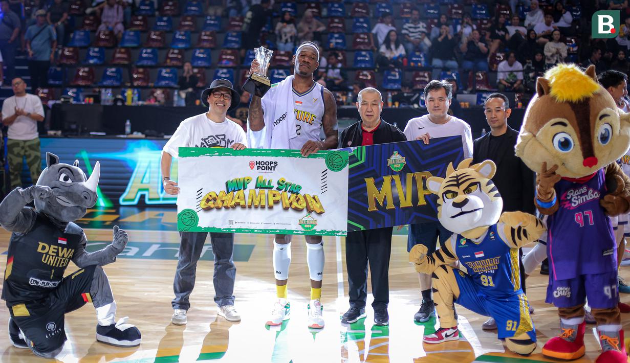 Pemain Tim Future, Lester Prosper (tengah) mendapatkan penghargaan pemain terbaik IBL All Star 2024 di Britama Arena, Kelapa Gading, Jakarta, Sabtu (27/04/2024). (Bola.com/Bagaskara Lazuardi)
