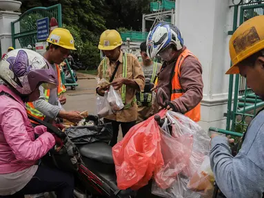 Aktivitas pekerja saat waktu istirahat kerja Kawasan Pembangunan MRT Monumen Nasional (monas), Jakarta, Kamis (18/1/2024). (Liputan6.com/Angga Yuniar)