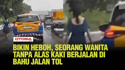Momen Seorang Wanita Menggunakan Gaun Tanpa Alas Kaki Berjalan di Bahu Jalan Tol Saat Hujan Deras