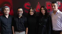 Pemain film horor Sabrina Sarah Wijayanto (tengah), Luna Maya (kedua kanan), Christian Sugiono (kanan), Jeremy Thomas (kedua kiri) dan Rizky Hanggono (kiri) berpose usai jumpa pers film Sabrina di Jakarta, Senin (2/4). (Liputan6.com/Faizal Fanani)