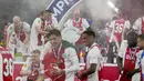 Erik ten Hag memberikan kado perpisahan manis untuk Ajax Amsterdam.
Pelatih asal Belanda itu sukses mempersembahkan gelar juara Eredivisie, kasta tertinggi Liga Belanda musim 2021-2022. (AP/Peter Dejong)