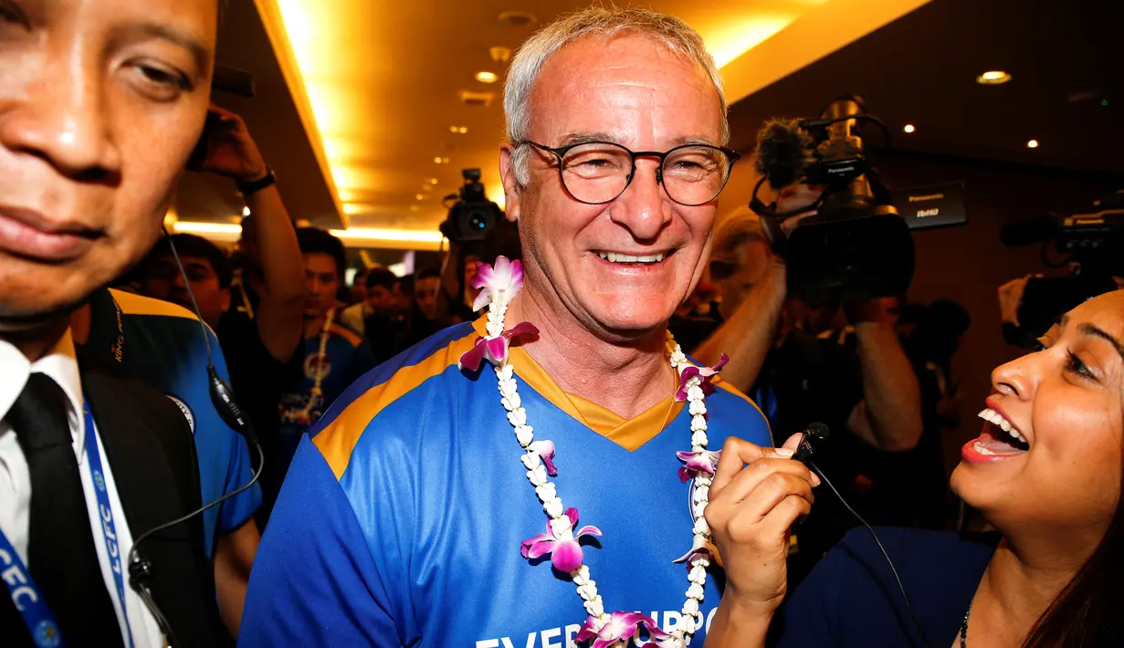 Pelatih Leicester City Claudio Ranieri tersenyum saat ditanya wartawan saat tiba di Bandara Suvarnabhumi International di Bangkok, Thailand, (18/5). Leicester City menjadi juara liga Inggris 2015-2016. (REUTERS/Athit Perawongmetha)