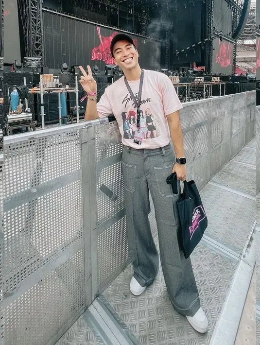 Vidi Aldiano hadir dengan kaos pink bergambar Blackpink, ia memadukannya dengan celana panjang dan sneakers putih.@vidialdiano