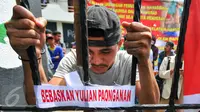 Massa Yulian Paonganan alias Ongen gelar demo di depan PN Jaksel, Jakarta, (3/5/2016). Dalam, akun twitternya @ypaonganan, Ongen mengunggah foto Presiden Jokowi dan artis Nikita Mirzani dengan tagar yakni #PapaDoyanLonte. (Liputan6.com/Yoppy Renato)