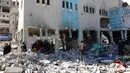 Hamas menyebut serangan Israel sebagai pelanggaran berkelanjutan yang, menurut mereka, menunjukkan pemerintah Israel terus melanjutkan genosida terhadap warga Palestina di Gaza. Tampak dalam foto, tim penyelamat dan warga yang menyaksikan kejadian tersebut memeriksa puing-puing kantor polisi Sheikh Radwan di Kota Gaza pada 31 Januari 2026. (Omar AL-QATTAA/AFP)