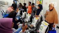 Bulog dibantu PT Pos Indonesia dalam mendistribusikan bantuan beras ke seluruh penjuru negeri. (merdeka.com/Arie Basuki)