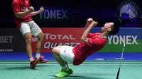 Marcus Gideon Fernaldi dan Kevin Sanjaya Sukamuljo saat menjuarai All England 2017 (AFP Photo/Justin Tallis)