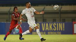 Striker Persebaya Jose Wilkson (kanan) yang menguasai bola langsung menceploskan bola pelan saja yang gagal dibendung Syaiful. (Bola.com/Ikhwan Yanuar)