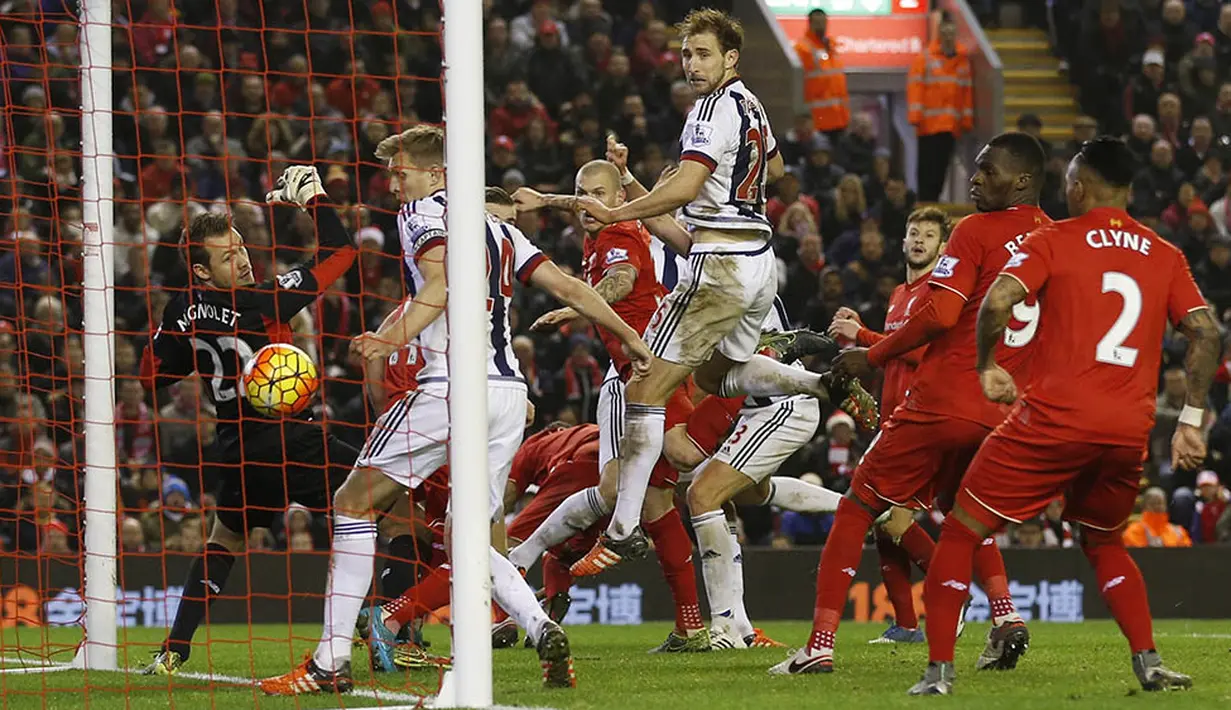 Proses terjadinya gol pemain West Bromwich, Jonas Olsson, ke gawang Liverpool pada laga Liga Premier Inggris di Stadion Anfield, Inggris, Minggu (13/12/2015). (Reuters/Carl Recine)