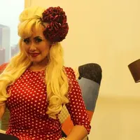 Inilah salah satu potret lawas Pinkan Mambo saat masih sering manggung sebagai musisi. Ia dikenal punya penampilan yang nyentrik. (Liputan6.com/IG/@pinkan_mambo).